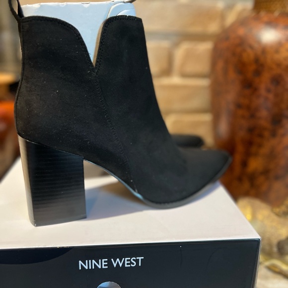 Nine West Bolen women's ankle boots. Size 11 faux suede. - Picture 5 of 8